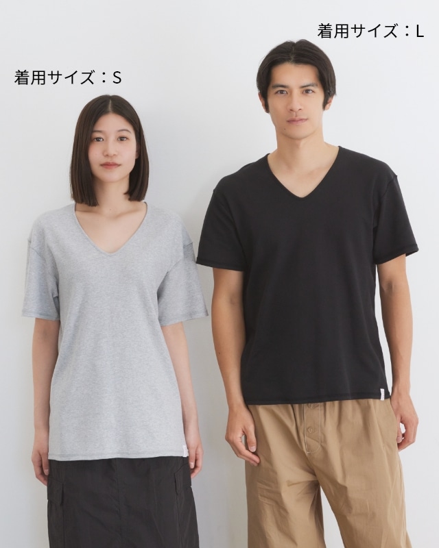 どう着ても表側なVネックTシャツ 着用カラー：ライトグレー & ブラック 着用サイズ: S & L